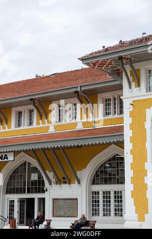 Adana, Turkiye - 25. Januar 2024: Außenansicht des Hauptbahnhofs von Adana, Turkiye. Stockfoto