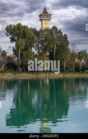 Adana, Turkiye - 25. Januar 2024: Clock's Tower Restaurant am Seyhan River, im Zentrum der Stadt Adana, Turkiye. Stockfoto