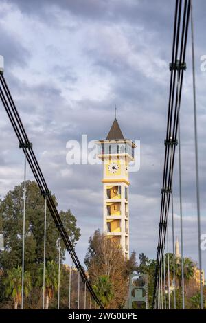Adana, Turkiye - 25. Januar 2024: Clock's Tower Restaurant am Seyhan River, im Zentrum der Stadt Adana, Turkiye. Stockfoto
