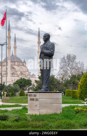 Adana, Turkiye - 25. Januar 2024: Statue von Mustafa Kemal Atatürk, Gründer der Republik Turkije vor der Sabanci-Zentralmoschee in Adana Stockfoto