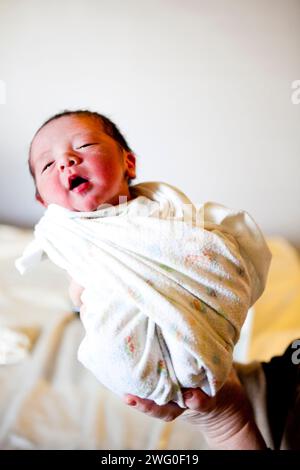 Das Neugeborene wurde gerade von Hebammen entbunden. Stockfoto