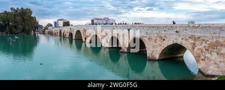 Adana, Turkiye – 25. Januar 2024: Taskopru, historisch bekannt als Ponte Sarus, ist eine römische Brücke, die den Seyhan River in Adana überspannt und wahrscheinlich i gebaut wurde Stockfoto