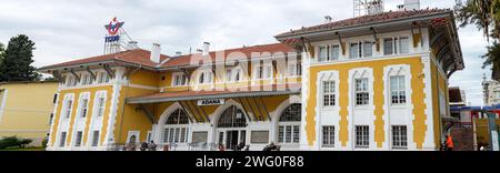 Adana, Turkiye - 25. Januar 2024: Außenansicht des Hauptbahnhofs von Adana, Turkiye. Stockfoto