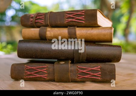 Einzelne ledergebundene Tagebücher alt und vinatge Stockfoto