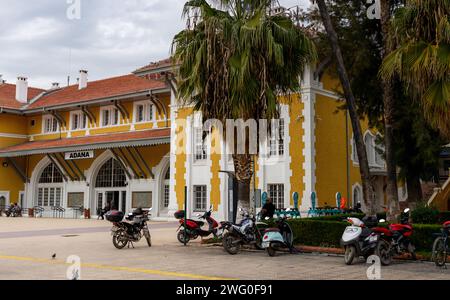 Adana, Turkiye - 25. Januar 2024: Außenansicht des Hauptbahnhofs von Adana, Turkiye. Stockfoto