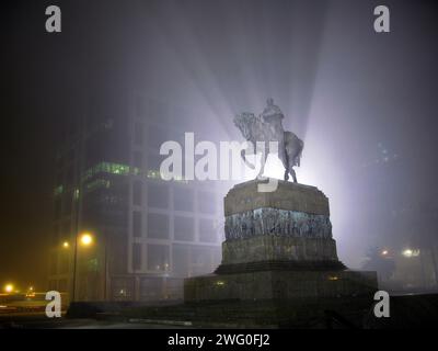 Statue von Jose' Gervasio Artigas in einer nebeligen Nacht, Montevideo, Uruguay Stockfoto