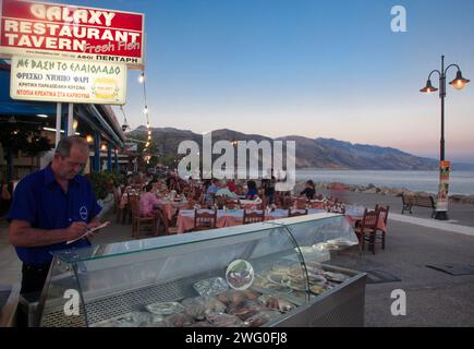 Fischmarkt in der Abenddämmerung in Paleochora, Südkreta, Griechenland. Stockfoto