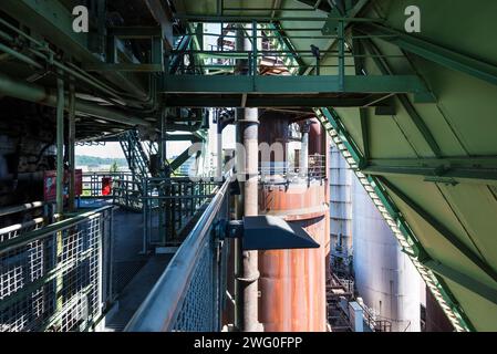 Hattingen, Deutschland - 9. August 2022: Detailansicht der alten Industrieanlage und eines Hochofens, stillgelegtes Stahlwerk Henrichshuette, heute ein Industrieunternehmen Stockfoto