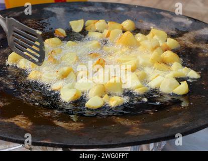 Aloo-Chat beim Making auf Tawa Stockfoto