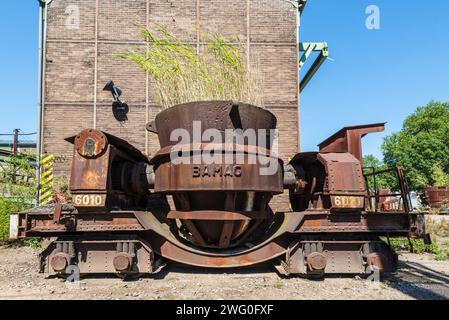 Hattingen, Deutschland - 9. August 2022: Pfannenwagen von Henrichshutte, ein stillgelegtes Stahlwerk mit Hochofen. Heute ist ein berühmter Museumsort i Stockfoto