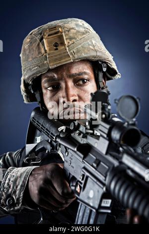 Ein männlicher Afroamerikaner der Luftwaffe in Uniform mit seinem M-4-Gewehr. Stockfoto