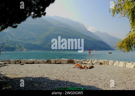 Blick von Torbole auf den Gardasee. 15. August 2023 Nago - Torbole, Trentino Südtirol, Italien Stockfoto