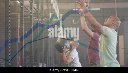 Bild der graphischen Datenverarbeitung über verschiedenartiges männliches Gruppenkreuztraining mit Medizinbällen im Fitnessstudio Stockfoto