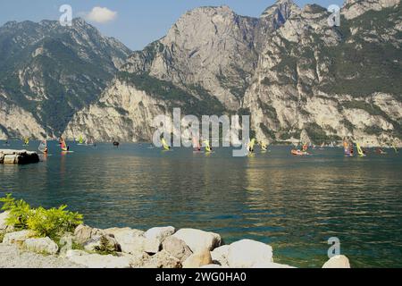 Blick von Torbole auf den Gardasee. 15. August 2023 Nago - Torbole, Trentino Südtirol, Italien Stockfoto