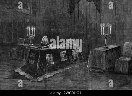 Die Beerdigung seiner verstorbenen Königlichen Hoheit des Prinzen Consort: Der Sarg in der Audienzkammer, Windsor Castle, die Nacht vor der Beerdigung, 1862. Auf dem Sarg sind der Stab des Feldmarschalls des Prinzen, das Schwert, der Hut und die Krone. Prinz Albert von Sachsen-Coburg und Gotha, Ehemann von Königin Victoria, starben im Alter von 42 Jahren an Typhus, was seine Ärzte damals für Typhus hielten. Aus Illustrated London News, 1862. Stockfoto