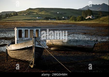 Zwei Fischerboote ruhen bei Ebbe am Boden, Isle of Skye, Schottland. Stockfoto
