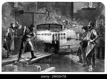 Herstellung der Armstrong Gun bei Woolwich Arsenal: Coiling the Bars, 1862. Ein Armstrong Gun war ein einzigartig konstruierter Typ von gezogenen Breech-Loading-Feld und schweren Geschützen, die von Sir William Armstrong entworfen und ab 1855 von der Elswick Ordnance Company und dem Royal Arsenal in Woolwich im Südosten Londons in England hergestellt wurden. Bei solchen Geschützen handelte es sich um ein gebautes Geschützsystem aus einem geschmiedeten (später aus Weichstahl) Rohr, das von einer Reihe schmiedeeiserner Verstärkungsspiralen umgeben war, die über dem inneren Rohr geschrumpft waren, um es unter Druck zu halten. Aus Illustrated London News, 1862. Stockfoto