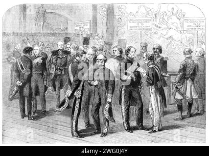 Eröffnung des International Exhibition Building, [South Kensington, London]: Die Prozession, die sich im South Central Court bildet, 1862. "Hier waren die königlichen Kommissare für die Ausstellung, ihr gesamtes offizielles Personal, die Deputation der Garanten, die ausländischen Kommissare, die Geschworenen, die Vertreter der verschiedenen Gesellschaften, die in irgendeiner Weise mit der Ausstellung verbunden sind (wie die Gesellschaft der Künste und die Gesellschaft für Gartenbau), die Kommissare für die Ausstellung von 1851 und die Minister Ihrer Majestät, die keine besonderen Plätze als Repräsentanten von Th erhielten Stockfoto