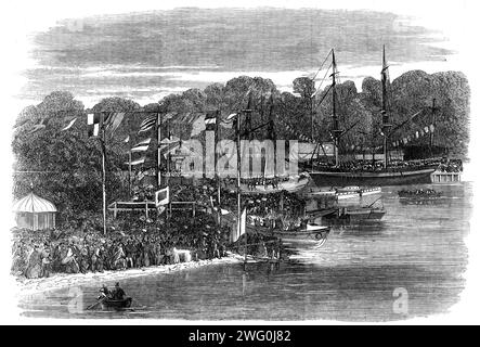 Der Start des Ipswich Rettungsbootes, 1862. Gravur von einem Foto von Mr. Dixon Piper. „Es wird berechnet, dass von 30.000 bis 40.000 Personen das Rettungsboot, das mit viel Mühe gebaut wurde und mit den neuesten Verbesserungen, von acht schönen Pferden auf seiner Kutsche gezogen wurde... durch die Hauptstraßen, bis es sein natürliches Element im breiten Fluss des Orwell fand... Mr.. Thomas Baring, M.P., Vorsitzender der Institution, sagte dann: „Dies war ein heller und ermutigender Tag für die Royal National Lifeboat Institution... es war eine Quelle der großen Zufriedenheit, dass dieser Tag Stockfoto