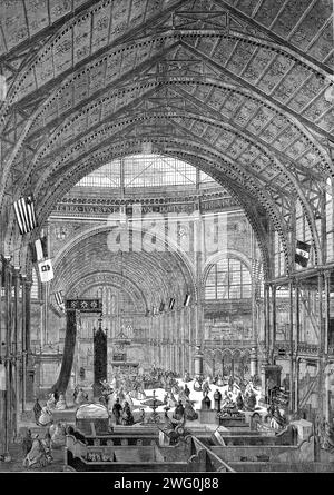 The International Exhibition: The Western Dome and Transept, von einem Foto, das kurz nach der Eröffnungszeremonie der London Stereoscopic Company 1862 aufgenommen wurde. Die Internationale Ausstellung 1862 war eine Weltausstellung, die vom 1. Mai bis 1. November 1862 in South Kensington, London, stattfand. Heute befinden sich hier Museen wie das Naturkundemuseum und das Wissenschaftsmuseum. Aus Illustrated London News, 1862. Stockfoto