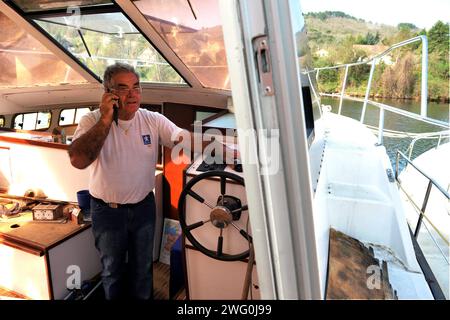 ©PHOTOPQR/LA DEPECHE DU MIDI/MARC SALVET ; CAHORS ; 02/04/2012 ; JEAN JACQUES BABOULENE ET SA FILLE PREPARENT LA SAISON TOURISTIQUE PLAISANCE BATEAU Stockfoto