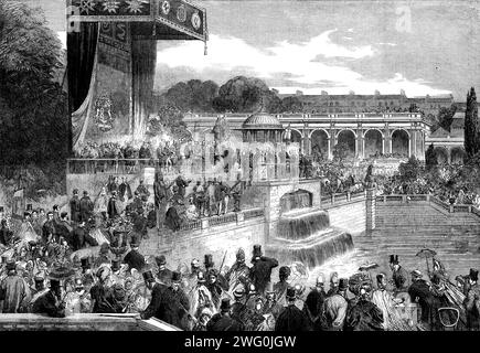 The International Exhibition: Die Vorsitzenden der Jurys überreichen die Preise an Earl Granville, 1862. Kupferstich aus einer Fotografie der London Stereoscopic Company. Blick auf die Staatszeremonie auf der Upper Terrace of the Horticultural Society's Gardens, South Kensington...A dais mit dem Thron, der bei der Eröffnungszeremonie benutzt worden war, wurde über dem Ort errichtet, der für das Denkmal der Ausstellung von 1851 vorgesehen war. Im Wintergarten auf der Terrasse die Royal Commissioners for 1851, der Lord Mayor, der Council of the Society of Arts, der Council of the Horticultural Society und Th Stockfoto