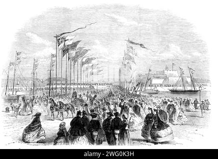 Offizieller Besuch des Duke of Cambridge auf den Kanalinseln: Empfang seiner Königlichen Hoheit in St. Peter Port, Guernsey, 1862. Herm; Jethou; Sark; Castle Cornet. Senior Royal auf offiziellem Inspektionsbesuch, als General Commanding-in-Chief... der Landeplatz und der angrenzende Kai waren mit einer Fülle von Flaggen dekoriert, darunter der Royal Standard... eine Ehrenwache, bestehend aus fünfzig Mann der Royal Artillery und zwei Kompanien der Gewehre des 1. Regiments der Royal Guernsey Militia wurden in der Nähe der Landungsstation aufgestellt, wo auch die Konstabellen und Douzeniers und p Stockfoto