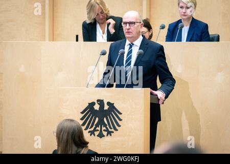 1041. Sitzung des Bundesrates Dietmar Woidke SPD Ministerpraesident von Brandenburg bei seiner Rede im Plenarsaal bei der 1041. Bundesratssitzung, Berlin, 02.02.2024 Berlin Deutschland *** 1041 Sitzung des Bundesrates Dietmar Woidke SPD-Ministerpraesident Brandenburg während seiner Rede im Plenarsaal auf der Tagung des Bundesrates 1041, Berlin, 02 02 2024 Berlin Berlin Deutschland Stockfoto