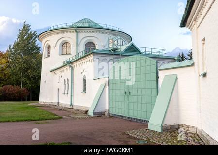 Außenansicht von Ratnaya Palata, Zarskoje Selo, Russland. Das Gebäude wurde 1913 errichtet, um einer altrussischen Festung zu ähneln und ein Museum russischer M zu beherbergen Stockfoto