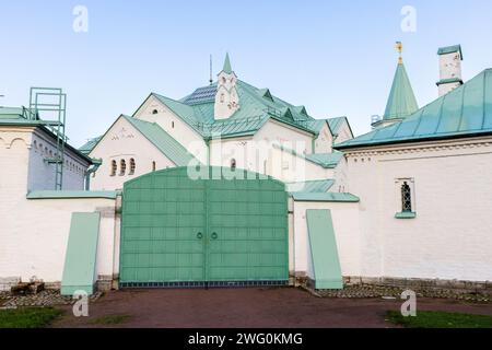 Glosed Gate von Ratnaya Palata, Zarskoje Selo, Russland. Das Gebäude wurde 1913 errichtet, um einer altrussischen Festung zu ähneln und ein Museum Russlands zu beherbergen Stockfoto