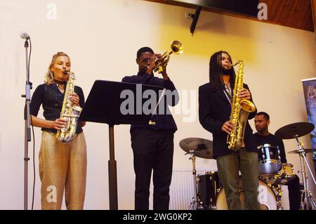 Aleksandra Topczewska, Mark Kavuma und David Kayode, Gary Crosby Sextet, National Jazz Archive, Loughton, Essex, Oktober 2023. Stockfoto