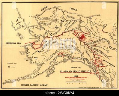 Karte der Goldfelder Alaskas, 1897. Ab Mitte des 19. Jahrhunderts wurde Gold in einer Reihe von Streiks entlang der Westküste der Vereinigten Staaten in einem aufsteigenden Bogen von Kalifornien bis Alaska entdeckt. Dem großen kalifornischen Goldrausch von 1849 folgten viele andere Rush in den folgenden Jahrzehnten, die in dem Klondike Gold Rush von 1897 und dem Nome Gold Rush von 1899 gipfelten, beide in Alaska. Diese Karte wurde 1897 veröffentlicht, kurz nachdem Gold im Bonanza Creek am Klondike River entdeckt wurde, selbst ein Nebenfluss des mächtigen Yukon River. Der Ansturm zum Klondike erwies sich als b Stockfoto