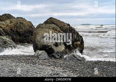 Felsen, die vom Meer aus an Land gewaschen werden Stockfoto