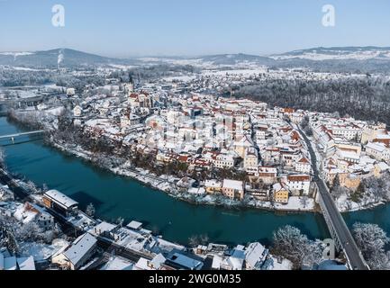Wunderschöne Winterstadt mit dem Fluss Krka, der durch die Stadt Novo mesto in Slowenien fließt Stockfoto
