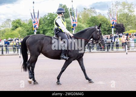 London, UK - 21. Mai 2023: Eine unidentifizierte Londoner Polizistin, die auf einem schwarzen Pferd reitet, ist während des Wachwechsels bei Buckingham PAL im Dienst Stockfoto