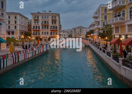 Qanat Quartier in der Perle, Doha Qatar Sonnenuntergang Schuss während des AFC Asian Cup 2023 mit Fahnen der teilnehmenden Teams, einzigartige Architektur der Gebäude Stockfoto