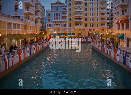 Qanat Quartier in der Perle, Doha Qatar Sonnenuntergang Schuss während des AFC Asian Cup 2023 mit Fahnen der teilnehmenden Teams, einzigartige Architektur der Gebäude Stockfoto