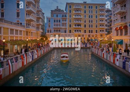 Qanat Quartier in der Perle, Doha Qatar Sonnenuntergang Schuss während des AFC Asian Cup 2023 mit Fahnen der teilnehmenden Teams, einzigartige Architektur der Gebäude Stockfoto