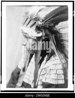 Die Tochter von Bad Horses (Profil), 1905. Cheyenne Mädchen, Kopf-und-Schultern-Porträt, nach links gerichtet, mit Kopfschmuck. Stockfoto