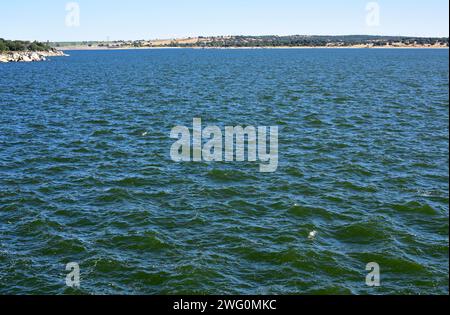 Almendra-Staudamm, Tormes River. Provinz Salamanca, Castilla y Leon, Spanien. Stockfoto