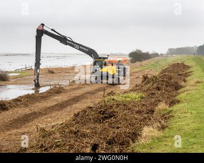 Eine Maschine, die Flutschutt aus einem Entwässerungsgraben auf den Nene-Waschanlagen in Cambridgeshire, Großbritannien, entfernt. Stockfoto