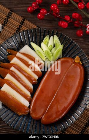 Köstlicher frischer Meerbarbenrogen mit weißen Rettichscheiben und Knoblauchsprossen für das chinesische Neujahrsgeschenkkorb, Weihnachtsfeier. Stockfoto