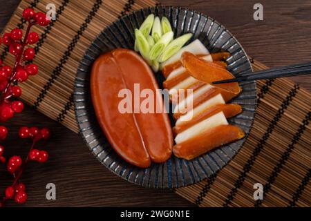 Köstlicher frischer Meerbarbenrogen mit weißen Rettichscheiben und Knoblauchsprossen für das chinesische Neujahrsgeschenkkorb, Weihnachtsfeier. Stockfoto