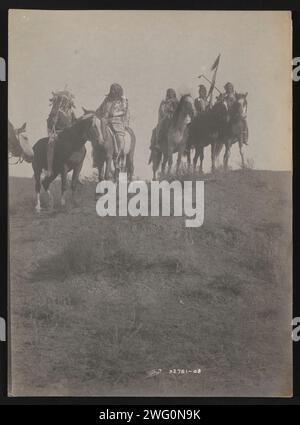 Die Pfadfinder, 1908. Das Foto zeigt fünf Krähenindianer, Fischshows (mit Kopfschmuck), Lone Tree, Child in the Mouth, Medicine Crow und Sitting Elk in vollen Insignien auf dem Pferd auf dem Hügel. Stockfoto