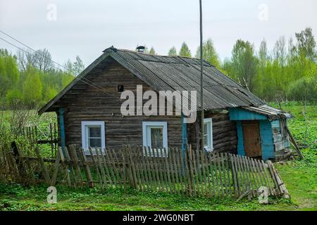 Holzarchitektur. Altes Blockkrippengebäude (Bauernkabine). Der allgemeine Gebäudeplan ist erhalten, das Holzdach (Schindeln) wurde jedoch durch Schiefer, Fenster ersetzt Stockfoto