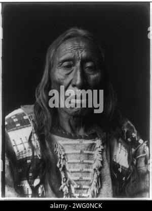 Seine Kämpfe-Ogalala, 1908. Seine Kämpfe, Kopf-und-Schultern-Portrait, nach vorne gerichtet. Stockfoto