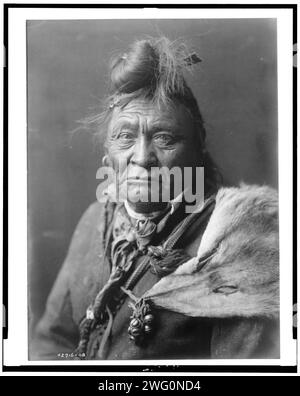 Creolen auf der Stirn, um 1908. Kopf-und-Schultern-Porträt von Crow man. Stockfoto