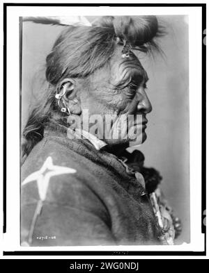 Creolen auf der Stirn, Crow Indian, Montana, Kopf-und-Schultern-Porträt, nach rechts, c1908. Stockfoto