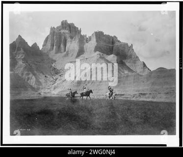 In die Bad Lands. Drei Sioux-Indianer zu Pferd, 1905. Stockfoto