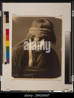 Hastobiga, Navaho Medicine man, 1904. Hastobiga, Kopf-und-Schultern-Porträt, nach vorne gerichtet, nach unten schauend. Stockfoto